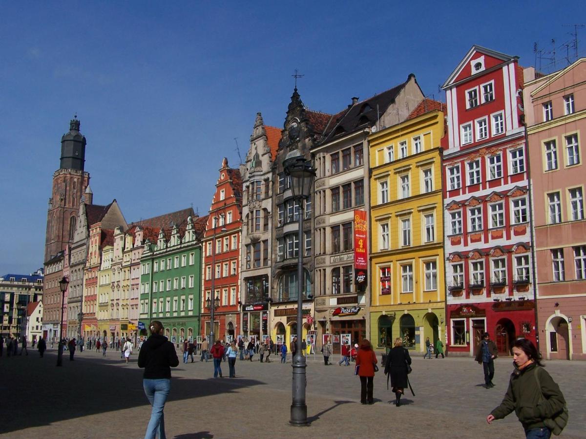 Green Panther Right In The City Of Wrocław Exterior foto
